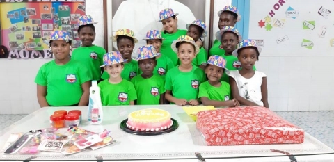 Celebrando el cumpleaños de las niñas del hogar de la niña