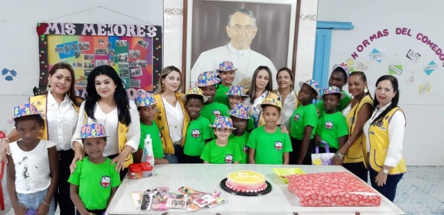 Celebrando el cumpleaños de las niñas del hogar de la niña