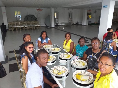 Celebrando el cumpleaños de las niñas del hogar de la niña