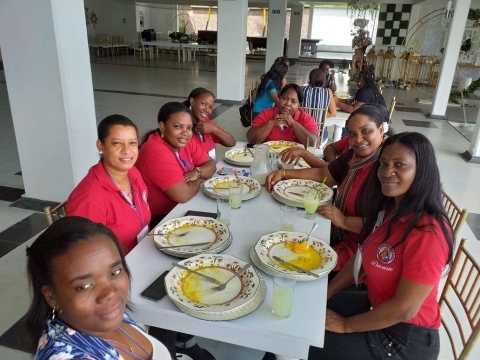 Celebrando el cumpleaños de las niñas del hogar de la niña