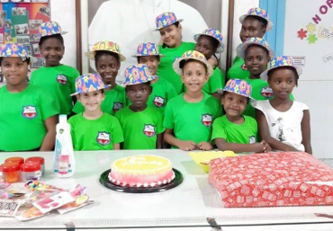 Celebrando el cumpleaños de las niñas del hogar de la niña